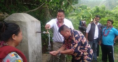 धारामा पानी आए पछि उत्साहित हुनु भएका निर्वतमान् प्रदेश सांसद भागवत प्रकाश मल्ल र पानी खादै गर्नु भएका चापाकोट नगरपालिका प्रमुख देवबहादुर खाँण (ईश्वर ) । 