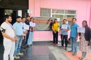  विभिन्न माग सहित प्लेकार्ड बोकेर वालिङ नगरपालिकाको मुल गेटमा आन्दोलन गरिरहेका स्थानीयतहका कर्मचारीहरु ।