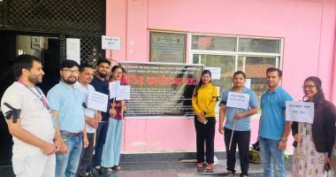 विभिन्न माग सहित प्लेकार्ड बोकेर वालिङ नगरपालिकाको मुल गेटमा आन्दोलन गरिरहेका स्थानीयतहका कर्मचारीहरु ।