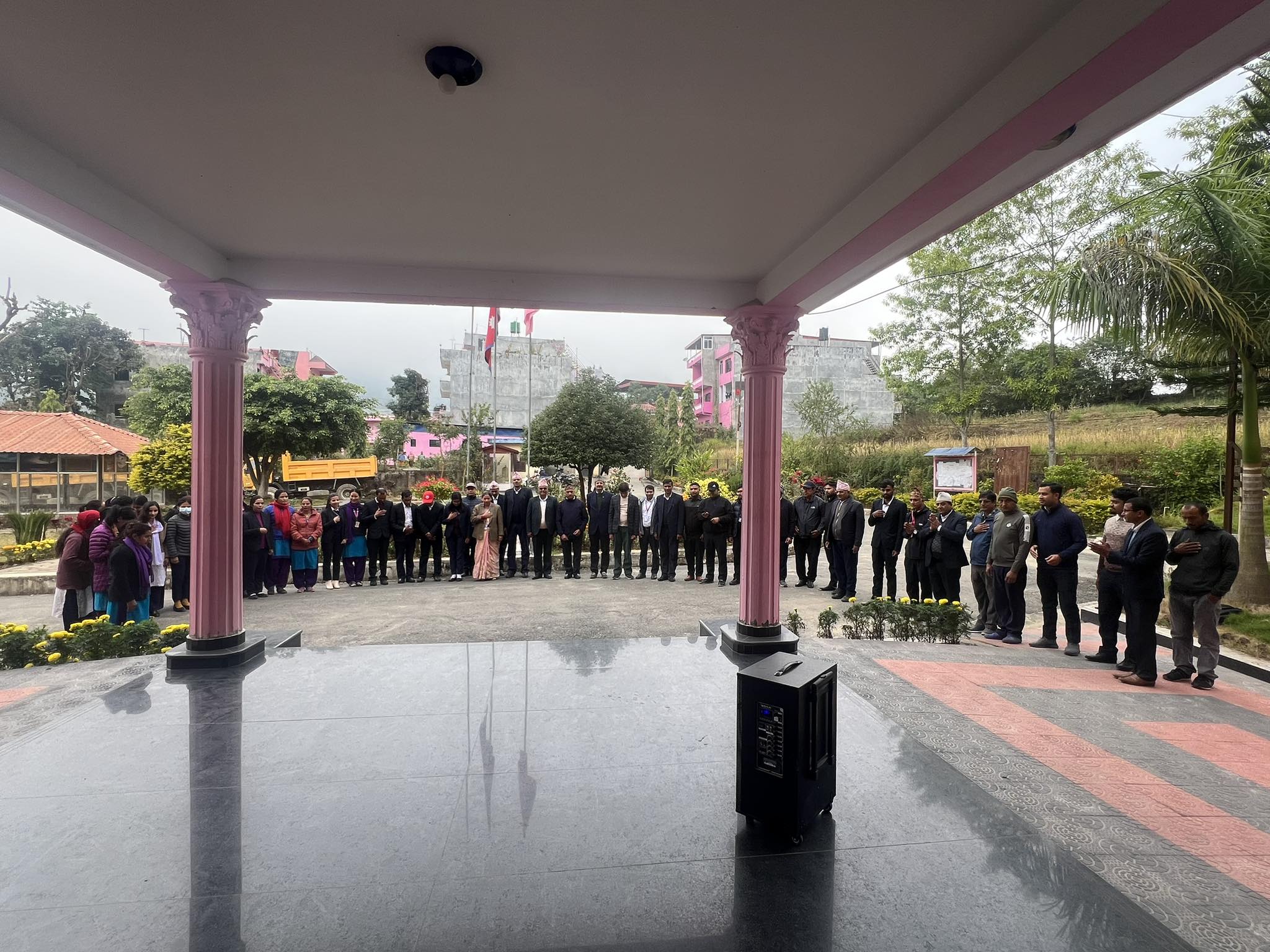 कार्यालय प्रवेश गर्नु अघि सामुहिक राष्ट्रिय गानमा सहभागि हुँदै वालिङ नगरपालिकाका जनप्रतिनिधि तथा कर्मचारीहरु