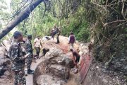चापाकोट टार सिञ्चाईको नहरमा पहिरोले अवरुद्ध भए पछि नेपाली सेनाको प्राविधिक टोलीले स्थलगत अवलोकन गर्दै ।