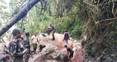 चापाकोट टार सिञ्चाईको नहरमा पहिरोले अवरुद्ध भए पछि नेपाली सेनाको प्राविधिक टोलीले स्थलगत अवलोकन गर्दै ।