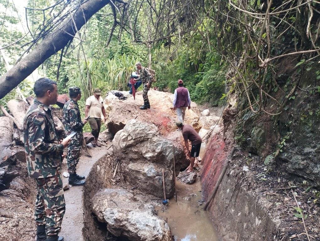चापाकोट टार सिञ्चाईको नहरमा पहिरोले अवरुद्ध भए पछि नेपाली सेनाको प्राविधिक टोलीले स्थलगत अवलोकन गर्दै ।